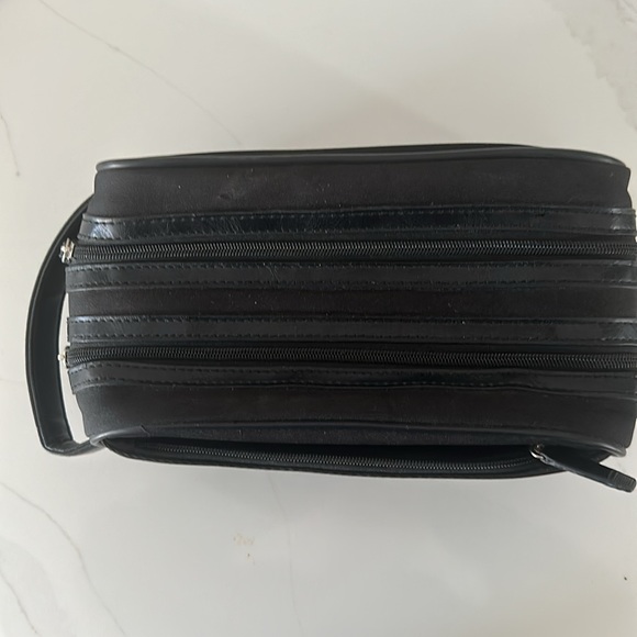 Kenneth Cole Reaction men's toiletry travel bag. Color black. - Picture 2 of 5